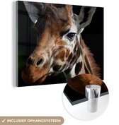 MuchoWow® Glasschilderij 80x60 cm - Schilderij acrylglas - Giraffe - Licht - Zwart - Foto op glas - Schilderijen