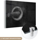 MuchoWow® Glasschilderij 90x60 cm - Schilderij acrylglas - Een zwart wit foto van een vijzel - Foto op glas - Schilderijen