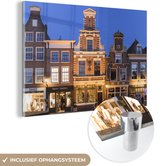 MuchoWow® Glasschilderij 120x80 cm - Schilderij acrylglas - Alkmaar - Avond - Huizen - Foto op glas - Schilderijen