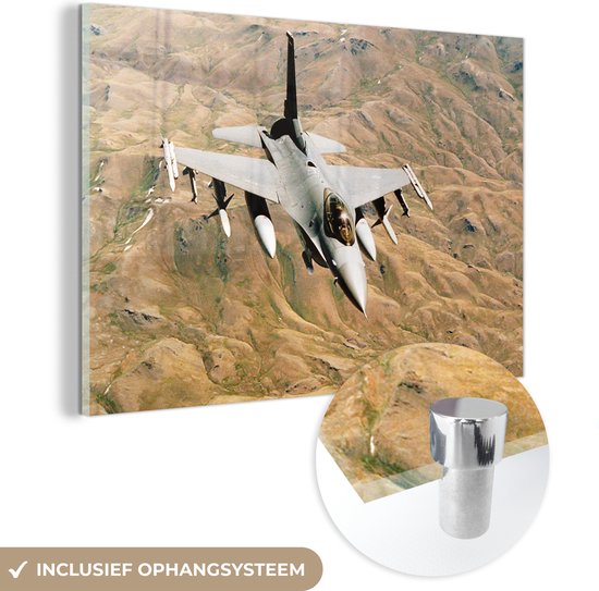 MuchoWow® Glasschilderij 120x80 cm - Schilderij acrylglas - Een grijze straaljager vliegt over het Aziatische Irak - Foto op glas - Schilderijen
