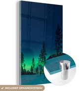MuchoWow® Glasschilderij 80x120 cm - Schilderij acrylglas - Noorderlicht - Sneeuw - Bomen - Natuur - Groen - Foto op glas - Schilderijen