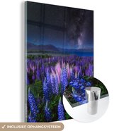 MuchoWow® Glasschilderij 60x80 cm - Schilderij acrylglas - Bloemen - Nacht - Lupine - Sterrenhemel - Paars - Natuur - Foto op glas - Muurdecoratie woonkamer - Wanddecoratie slaapkamer - Schilderijen