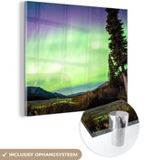 MuchoWow® Glasschilderij 20x20 cm - Schilderij acrylglas - Noorderlicht - Boom - Berg - Natuur - Foto op glas - Schilderijen