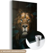 MuchoWow® Glasschilderij 60x90 cm - Schilderij acrylglas - Leeuw - Planten - Jungle - Foto op glas - Schilderijen