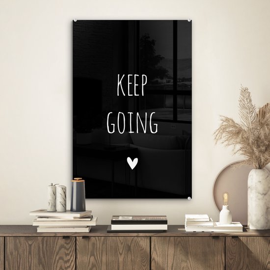 MuchoWow® Glasschilderij 40x60 cm - Schilderij acrylglas - Engelse quote "Keep going" met een hartje tegen een zwarte achtergrond - Foto op glas - Schilderijen