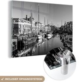 MuchoWow® Glasschilderij 120x80 cm - Schilderij acrylglas - De Delfshaven in Rotterdam - zwart wit - Foto op glas - Schilderijen
