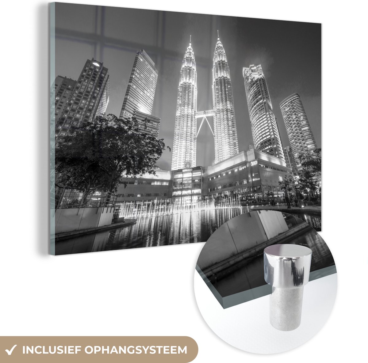 MuchoWow® Glasschilderij 90x60 cm - Schilderij acrylglas - De Petronas Towers verlicht in de avond - zwart wit - Foto op glas - Schilderijen