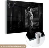 MuchoWow® Glasschilderij 150x100 cm - Schilderij acrylglas - Geisha bij Gion in Japan - zwart wit - Foto op glas - Schilderijen