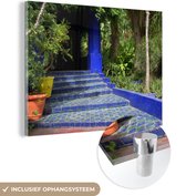 MuchoWow® Glasschilderij 160x120 cm - Schilderij acrylglas - Blauwe trappen in de Marokkaanse Majorelletuin - Foto op glas - Schilderijen