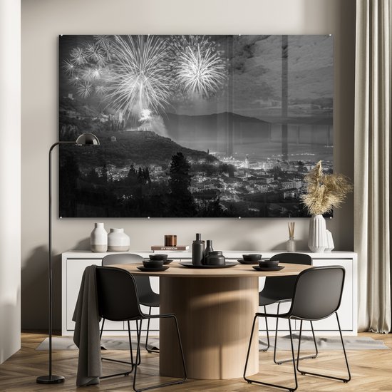 MuchoWow® Glasschilderij 150x100 cm - Schilderij acrylglas - Vuurwerkshow bij het Gardameer in Italië - zwart wit - Foto op glas - Schilderijen