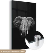 MuchoWow® Glasschilderij 40x60 cm - Schilderij acrylglas - Olifant op een zwarte achtergrond - zwart wit - Foto op glas - Schilderijen