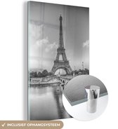 MuchoWow® Glasschilderij 80x120 cm - Schilderij acrylglas - De Eiffeltoren in Parijs - zwart wit - Foto op glas - Schilderijen