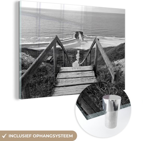 MuchoWow® Glasschilderij 60x40 cm - Schilderij acrylglas - Houten trap naar het strand van Bovbjerg in West Jutland, Denemarken - zwart wit - Foto op glas - Schilderijen