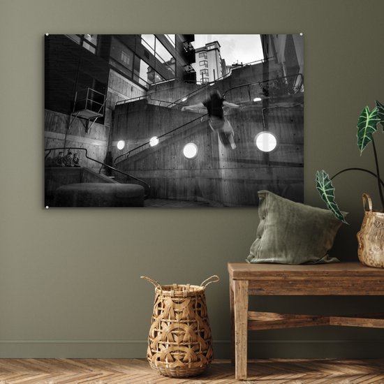 MuchoWow® Peinture sur verre 90x60 cm - Peinture sur verre acrylique - Un homme pratiquant le parkour - noir et blanc - Photo sur verre - Peintures