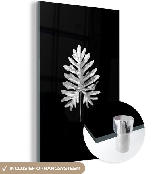 MuchoWow® Glasschilderij 60x90 cm - Schilderij acrylglas - Blad met grote inkepingen op een zwarte achtergrond - zwart wit - Foto op glas - Schilderijen