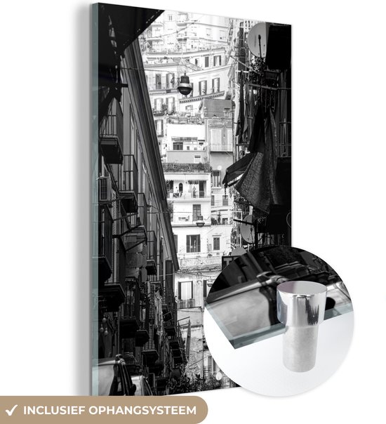 MuchoWow® Glasschilderij 20x30 cm - Schilderij acrylglas - Steeg in Italië - zwart wit - Foto op glas - Schilderijen