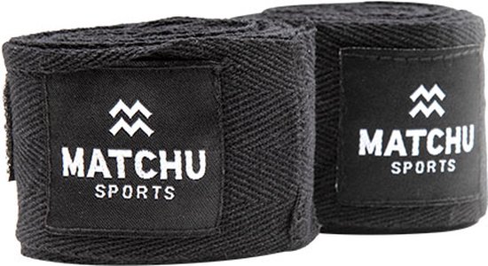 Twee opgerolde zwarte boksbandages van Matchu Sports met logo.