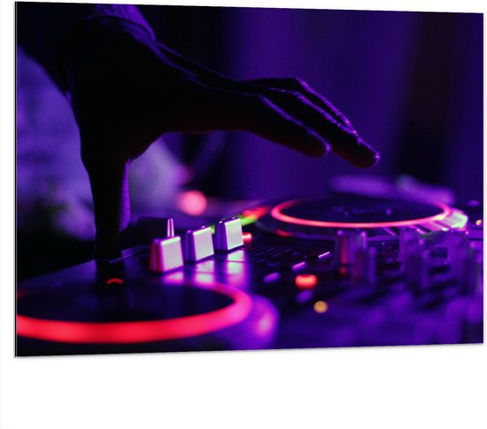 Dibond - Hand van DJ op DJ set met Neon Lichten - 100x75 cm Foto op Aluminium (Wanddecoratie van metaal)