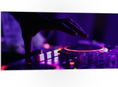 PVC Schuimplaat - Hand van DJ op DJ set met Neon Lichten - 100x50 cm Foto op PVC Schuimplaat (Met Ophangsysteem)
