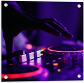 Tuinposter – Hand van DJ op DJ set met Neon Lichten - 50x50 cm Foto op Tuinposter (wanddecoratie voor buiten en binnen)