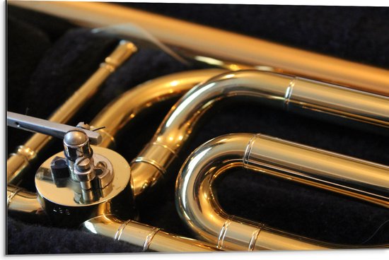 Dibond - Gouden Details van Blaasinstrument - 75x50 cm Foto op Aluminium (Wanddecoratie van metaal)
