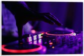 PVC Schuimplaat - Hand van DJ op DJ set met Neon Lichten - 60x40 cm Foto op PVC Schuimplaat (Met Ophangsysteem)