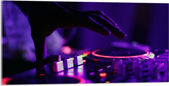 Acrylglas - Hand van DJ op DJ set met Neon Lichten - 100x50 cm Foto op Acrylglas (Wanddecoratie op Acrylaat)
