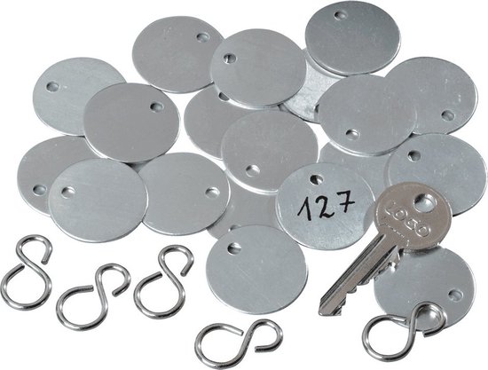 Een stapel zilverkleurige ronde metalen plaatjes met een sleutel en acht S-vormige haakjes.