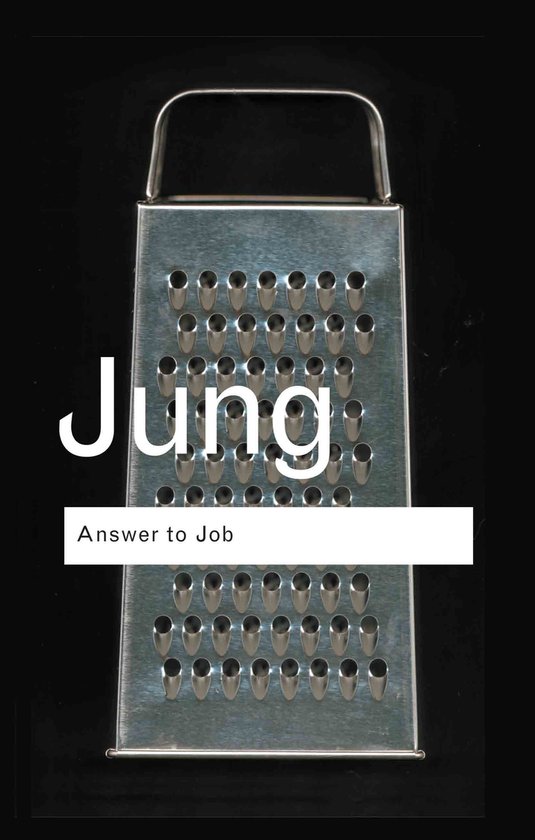 Livre intitulé 'Jung' et 'Answer to Job' sur une râpe.