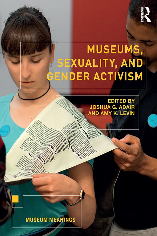 Boek met de titel 'Museums, Sexuality, and Gender Activism'. Twee mensen houden een document vast met teksten zoals 'HOMOPHOBIA' en 'HETERONORMATIVITY'.