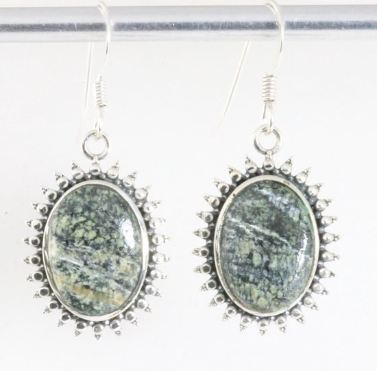 Bewerkte zilveren oorbellen met groene Zwitserse opaal