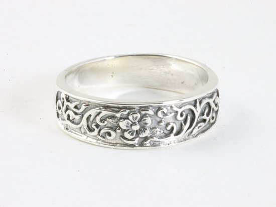 Zilveren ring met bloem gravering - maat 18
