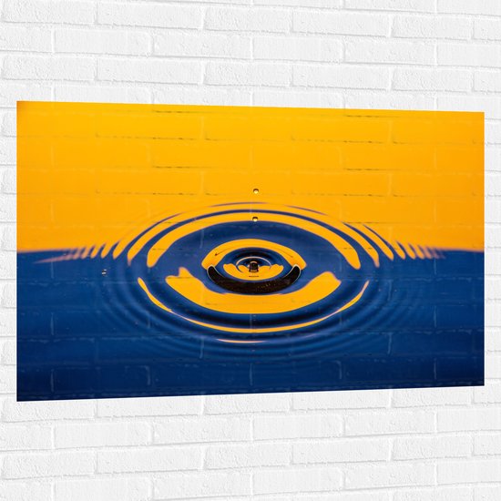 Muursticker - Druppel op Geel en Blauw Wateroppervlak - 120x80 cm Foto op Muursticker