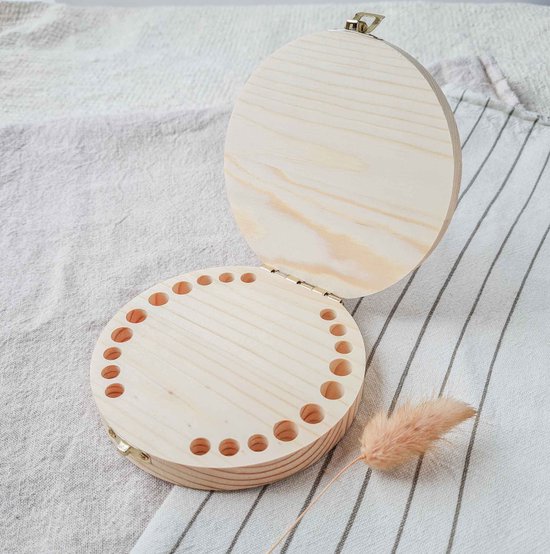 Houten bewaarbox met 20 vakjes voor melktandjes, deksel is open.
