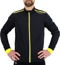 Man met baard, draagt zwart fietsjack met fluor accenten, met de handen in de zij.