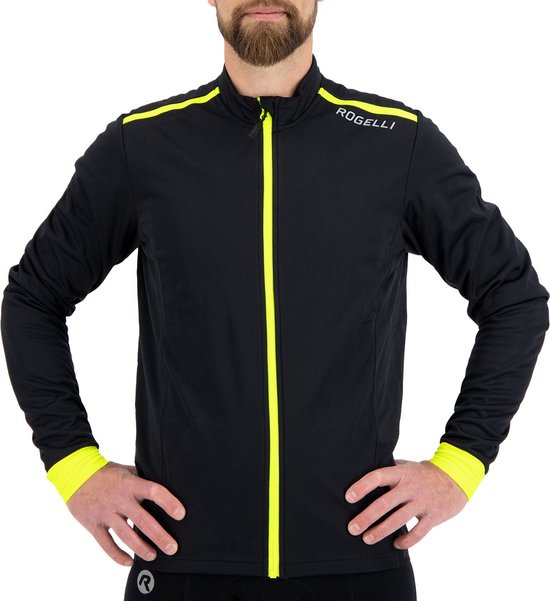 Man met baard, draagt zwart fietsjack met fluor accenten, met de handen in de zij.