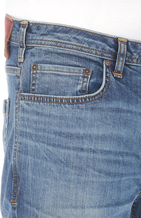 Close-up van de voorkant van blauwe jeans met zakken en bruine stiksels.