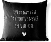Sierkussen Buiten - Engelse quote "Every day is a day you've never seen before" met een hart voor een zwarte achtergrond - 60x60 cm - Weerbestendig