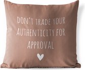 Buitenkussen Weerbestendig - Engelse quote "Don't trade your authenticity for approval" tegen een bruine achtergrond - 50x50 cm