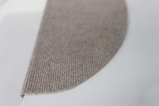 Close-up van een beige, gestructureerde trapmat met gebogen rand.