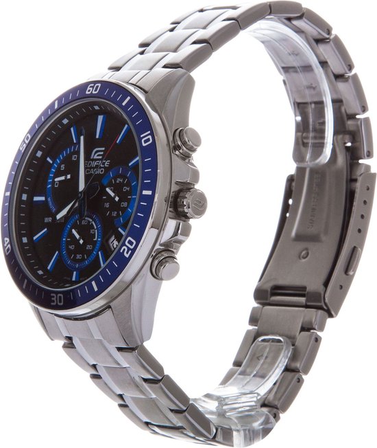 Zilverkleurig horloge met blauw accent op de lunette, zwarte wijzerplaat met chronograaf.