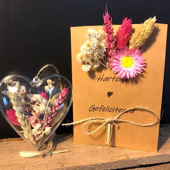 Droogbloemenkaart "Hartelijk gefeliciteerd" en hart met droogbloemen in roze en naturel tinten - decoratie - cadeau - boeket - bloemen - krans - bruiloft - feest - liefde - verjaardag - wenskaart - bloemenhart - bloemstuk