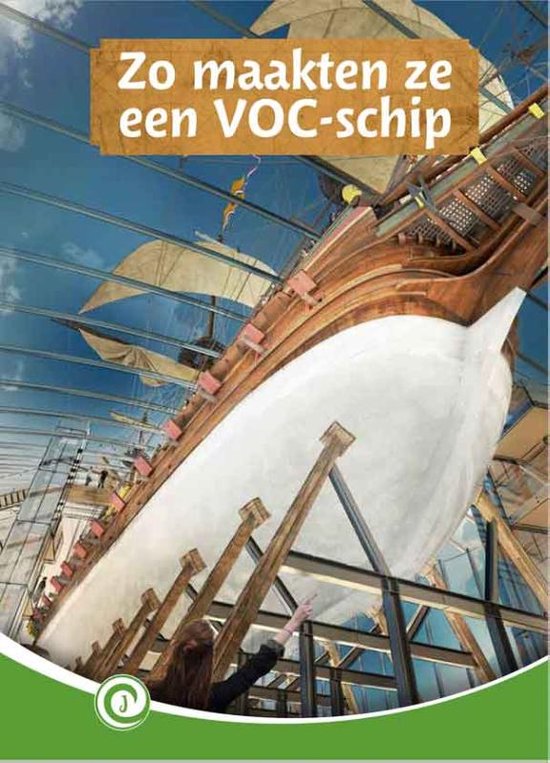 Houten zeilschip in aanbouw met zeilen, de titel 'Zo maakten ze een VOC-schip'.