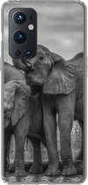 Geschikt voor OnePlus 9 Pro hoesje - Olifant - Dieren - Water - Zwart wit - Siliconen Telefoonhoesje