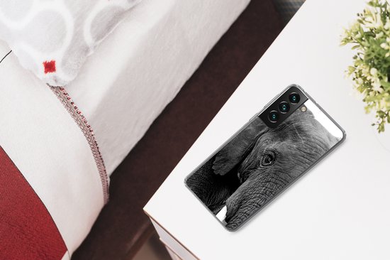 Coque Samsung Galaxy S22 Plus - Gros plan d'un éléphant dans la nature en noir et blanc - Coque de téléphone en Siliconen
