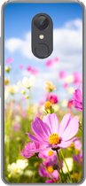 Geschikt voor Xiaomi Redmi 5 hoesje - Bloemen - Wei - Paars - Gras - Wit - Wolken - Blauw - Siliconen Telefoonhoesje