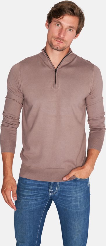 Man met casual opstaande kraag trui met halve rits in deep taupe, met jeans.