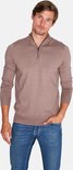 Man met casual opstaande kraag trui met halve rits in deep taupe, met jeans.