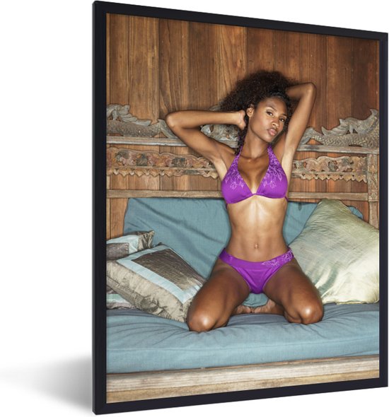 Fotolijst incl. Poster - Jonge vrouw die in een paarse bikini voor de camera poseert - 30x40 cm - Posterlijst