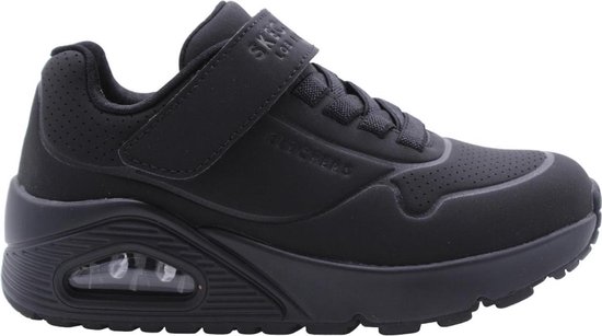 Zwarte Skechers sneaker met klittenband, veters en luchtzool. "SKECHERS" op zijkant.
